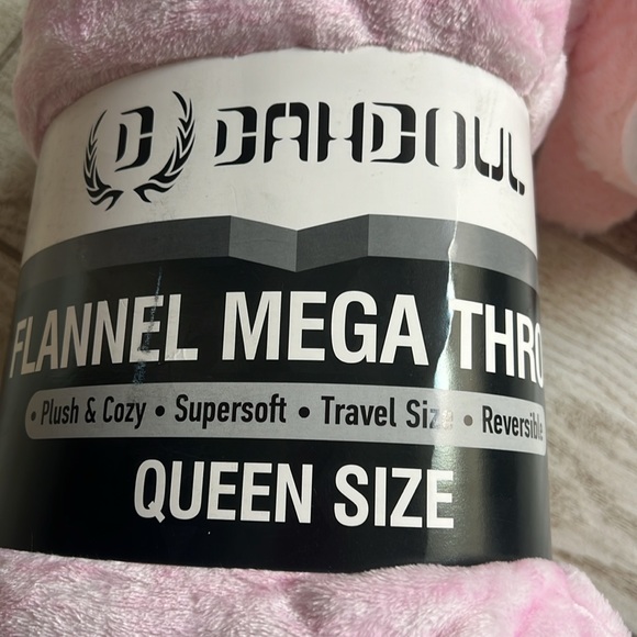 Microfiber Mega Pink Throw and Stuft animal - Picture 3 of 6